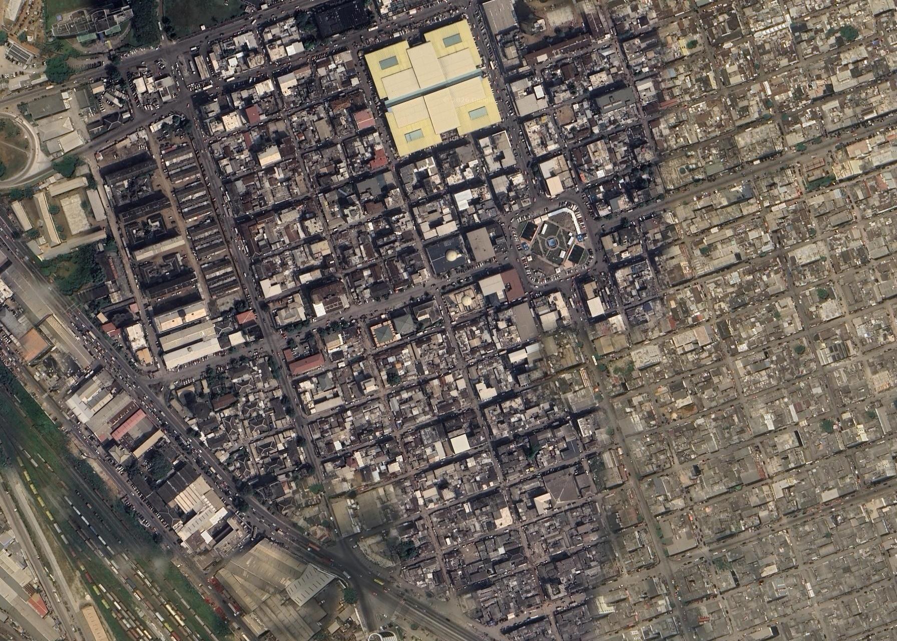 Image satellite réelle d'un centre-ville dense