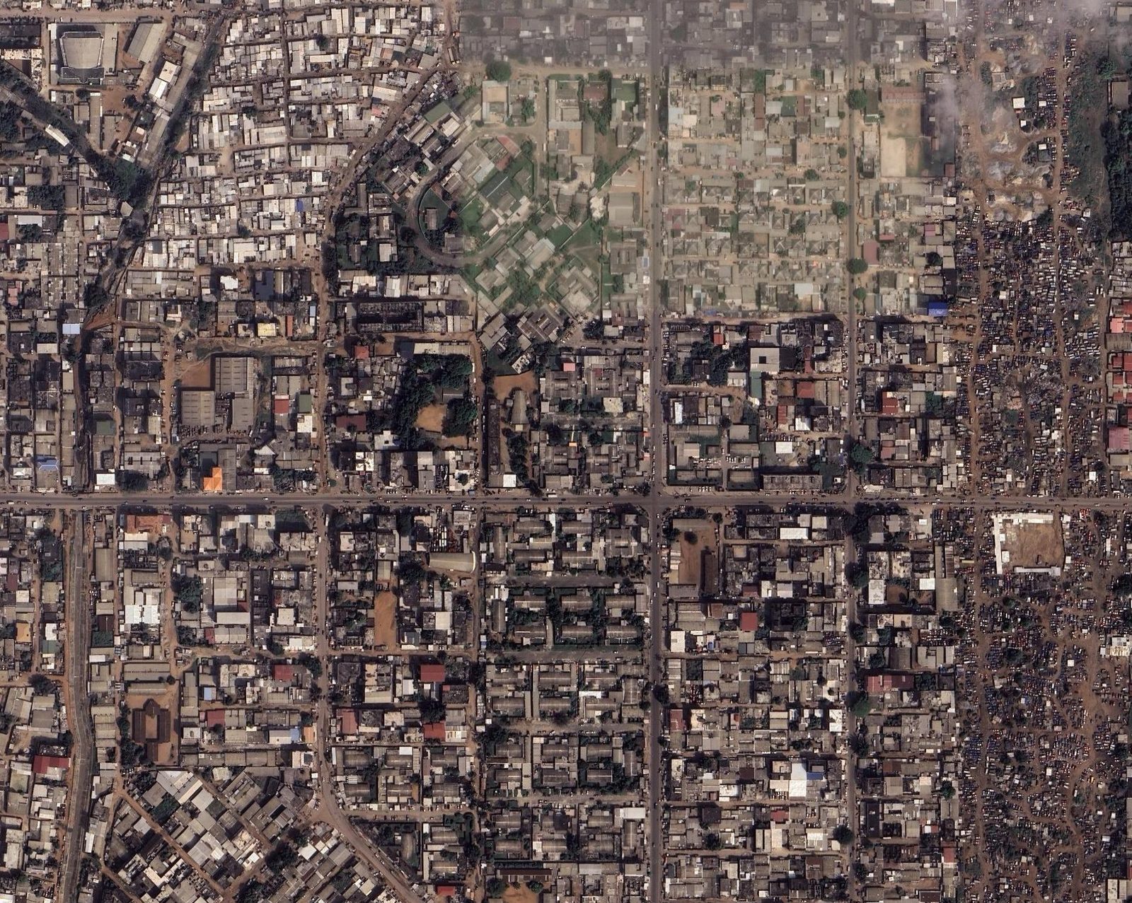 Image satellite réelle d'un quartier dense de Yopougon à Abidjan
